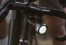 Luz delantera SIGMA AURA 170 HB LINK instalada en una bicicleta
