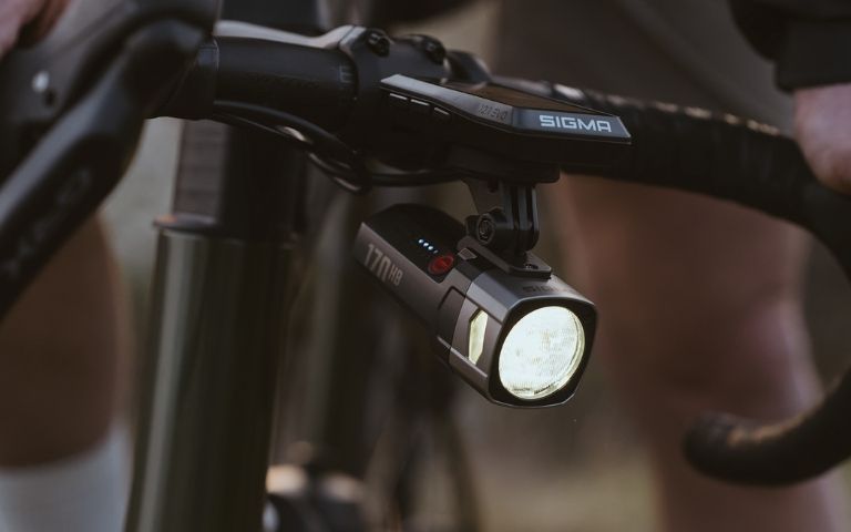 Luz delantera SIGMA AURA 170 HB LINK instalada en una bicicleta