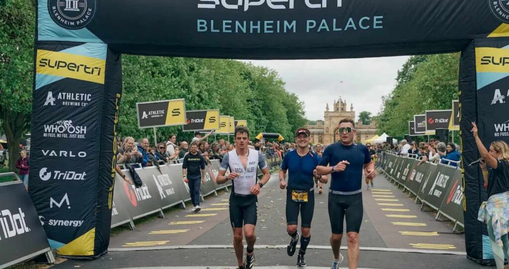 Participantes cruzan la meta del Supertri Blenheim Palace 2026