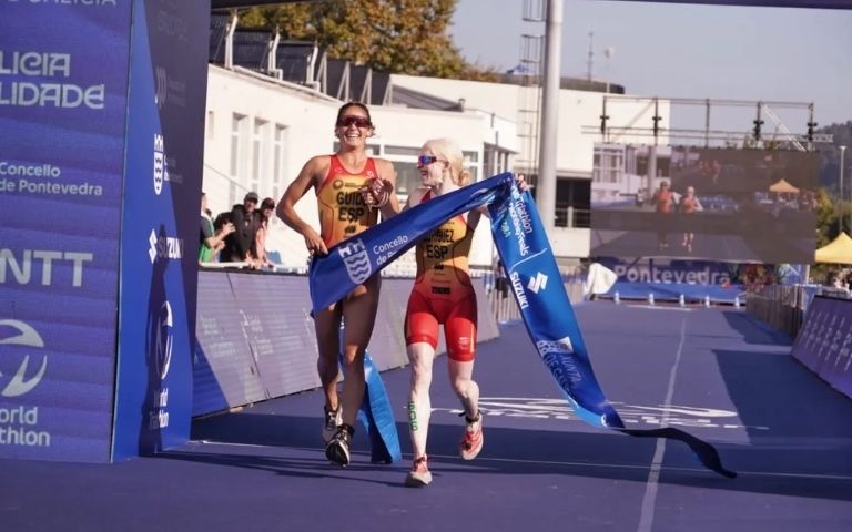 Susana Rodríguez y Sara Pérez Sala cruzan juntas la meta del Mundial de Paratriatlón de Pontevedra 2026