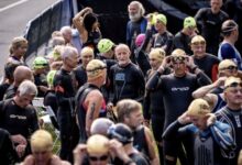 Triatletas veteranos antes de una prueba de grupos de edad de World Triathlon