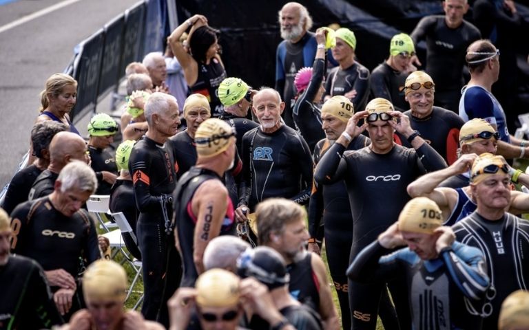 Triatletas veteranos antes de una prueba de grupos de edad de World Triathlon