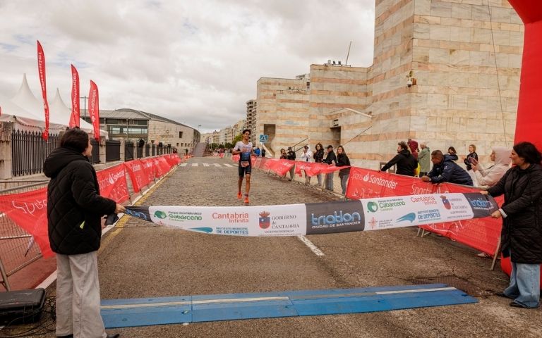 Triatleta cruza la meta del Triatlón Ciudad de Santander 2025