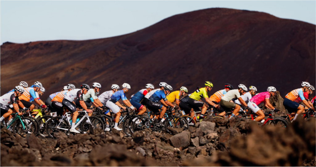 Ciclistas rodando entre paisaje volcánico en la Vuelta Ciclista a Lanzarote 2026