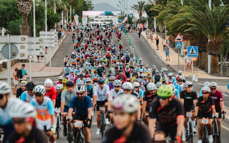 Pelotón de ciclistas durante la Vuelta Ciclista a Lanzarote en Puerto del Carmen