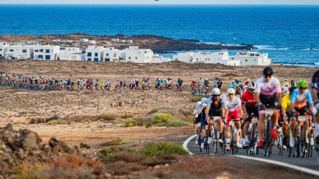 Pelotón de ciclistas durante la Vuelta Ciclista a Lanzarote por las carreteras de la isla