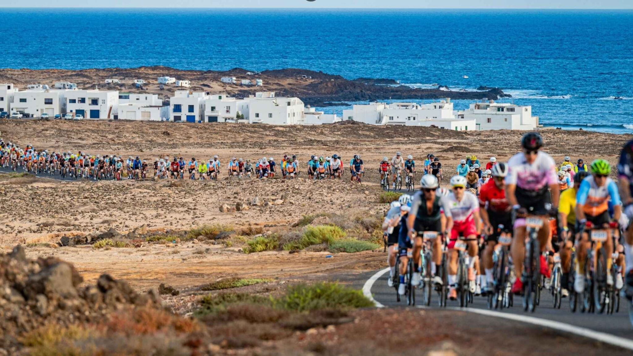 Pelotón de ciclistas durante la Vuelta Ciclista a Lanzarote por las carreteras de la isla