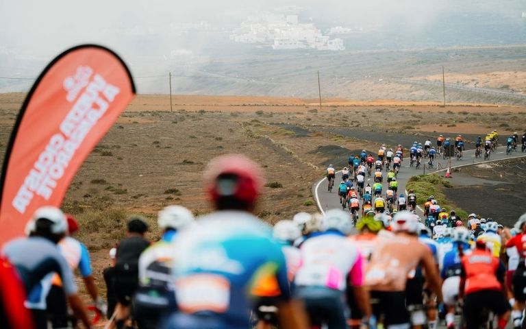 Pelotón en la Vuelta Ciclista a Lanzarote 2026
