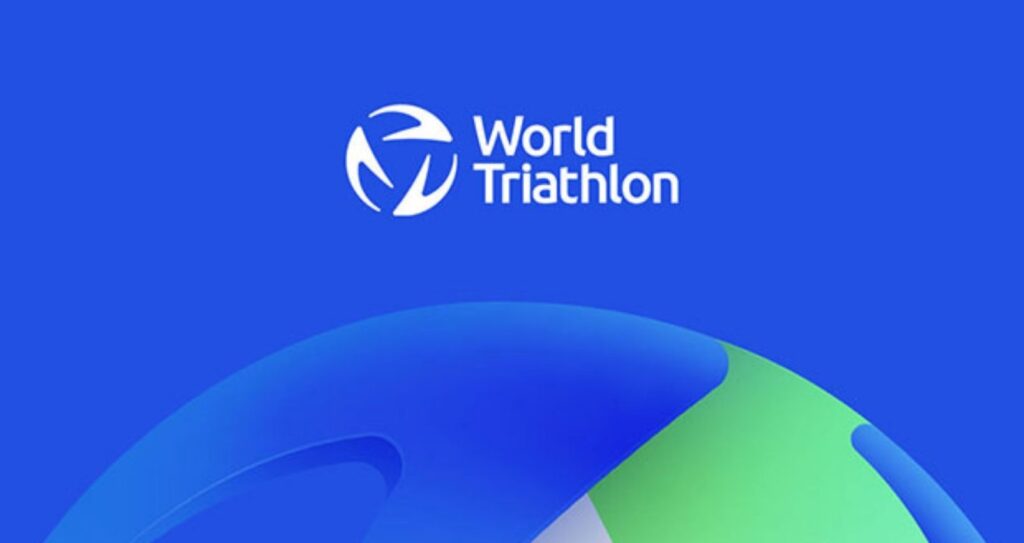 Logotipo de World Triathlon sobre fondo azul