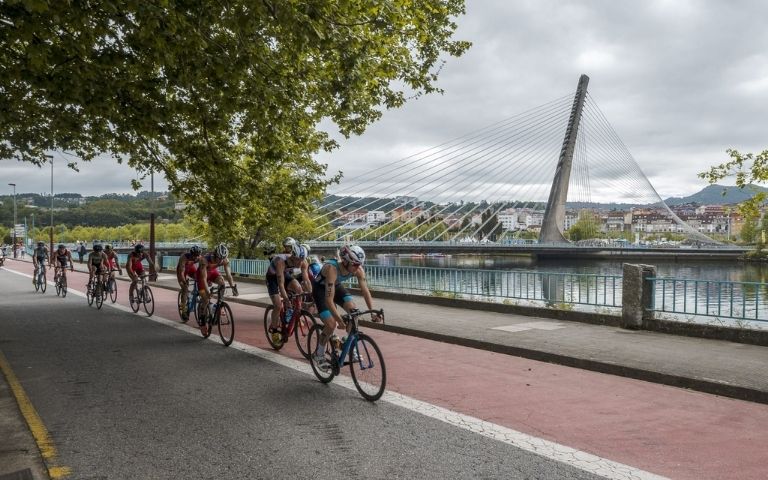 Triatletas en el segmento ciclista de una prueba internacional de triatlón en Pontevedra