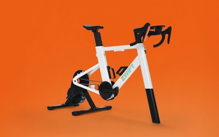 Zwift Ride V2 sobre fondo naranja