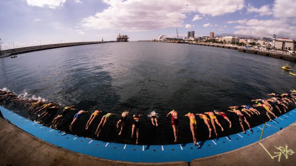 Salida de natación de una prueba de triatlón en Santa Cruz de Tenerife