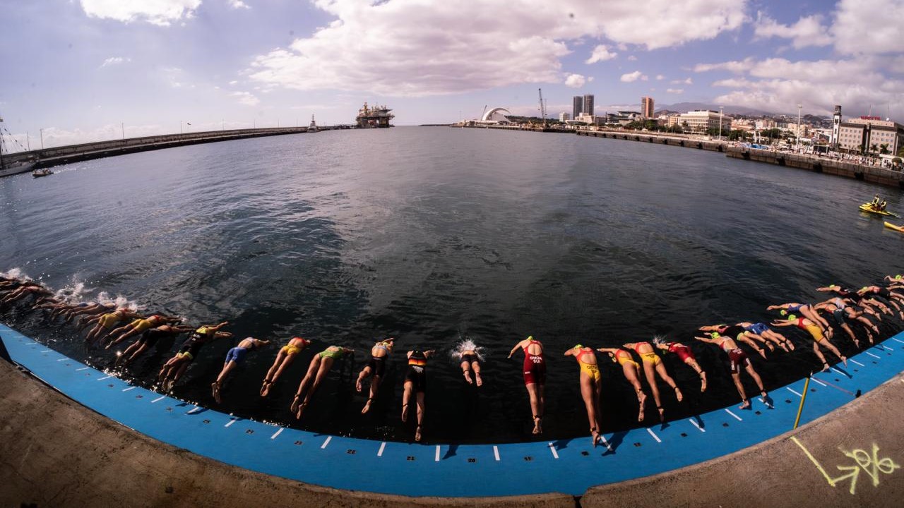 Salida de natación de una prueba de triatlón en Santa Cruz de Tenerife