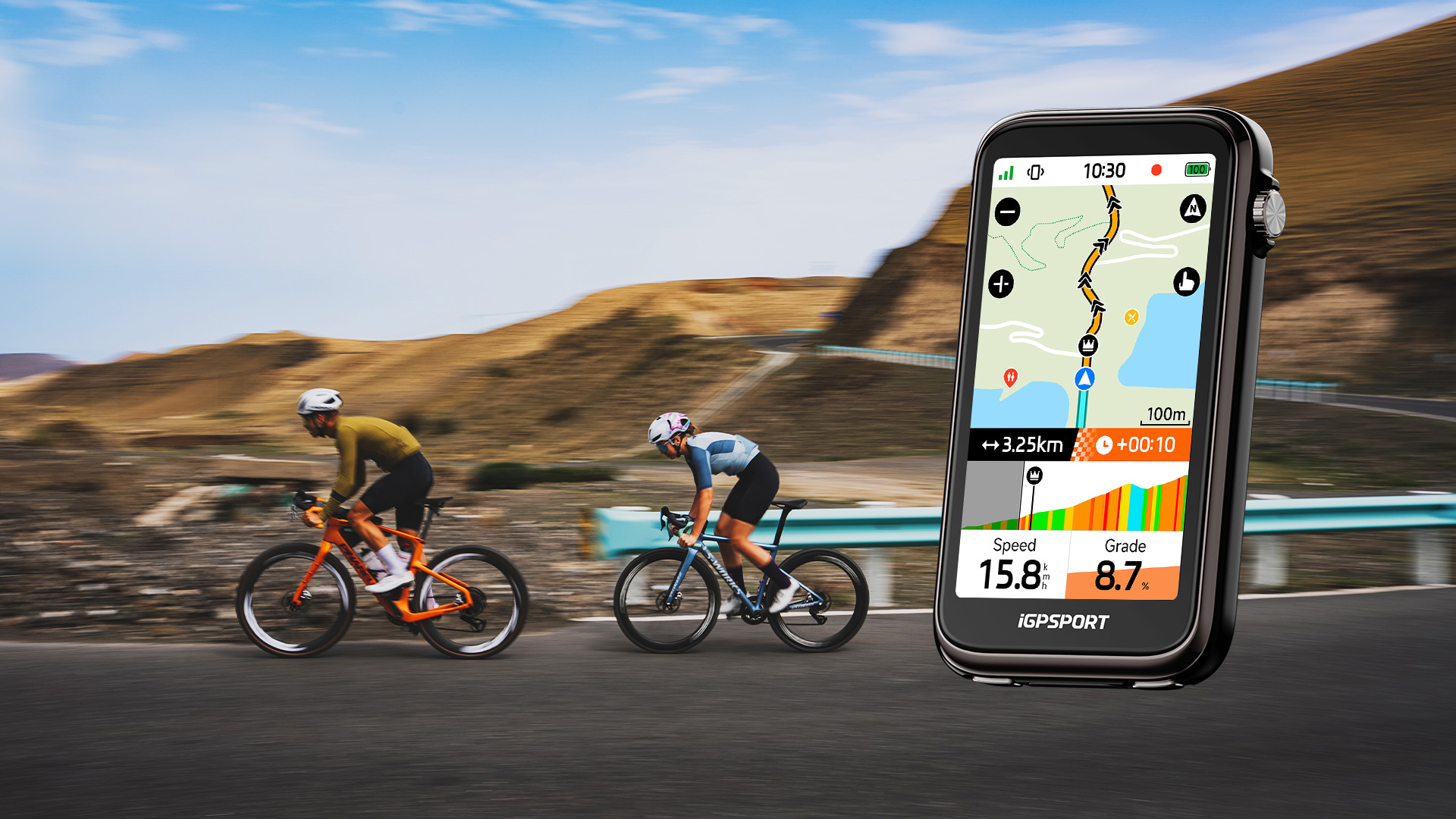 Ciclocomputador iGPSPORT BiNavi Ultra mostrando un mapa y datos de navegación junto a dos ciclistas en carretera