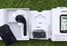 Unboxing del iGPSPORT BiNavi Ultra con ciclocomputador, soporte, accesorios y caja sobre césped
