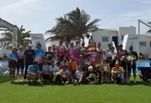 Foto de grupo de participantes, embajadores y premiados de la Vuelta Ciclista a Lanzarote 2026 tras la entrega de premios