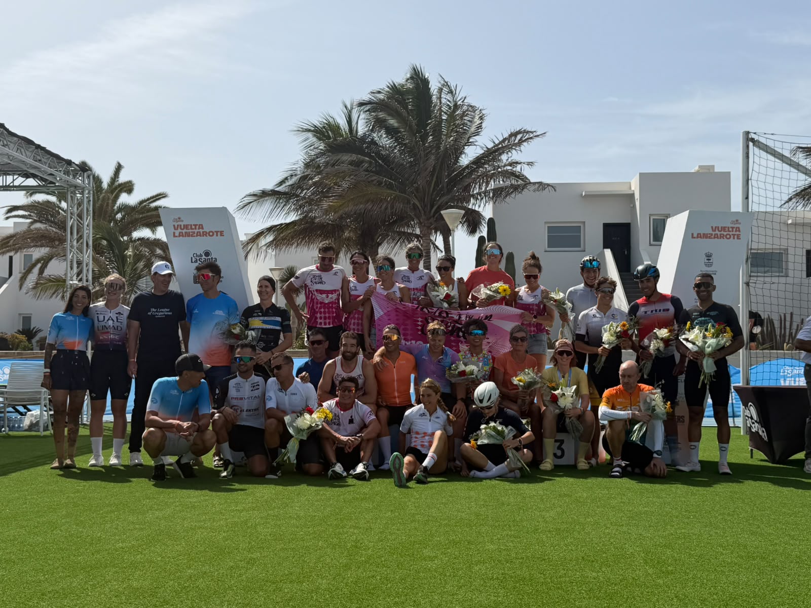 Foto de grupo de participantes, embajadores y premiados de la Vuelta Ciclista a Lanzarote 2026 tras la entrega de premios