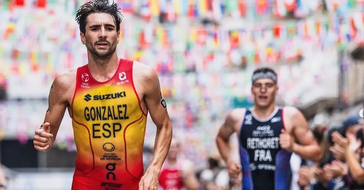 Alberto González corre con el uniforme de España durante una competición de triatlón
