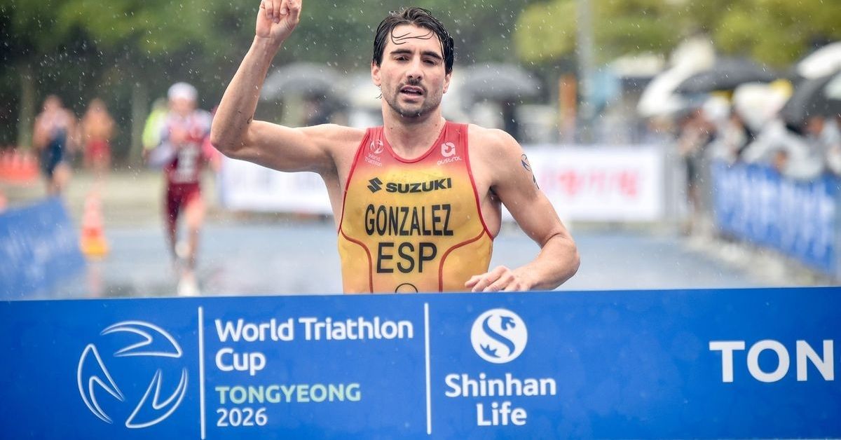 Alberto González García cruza la meta de la Copa del Mundo de Triatlón de Tongyeong 2026 bajo la lluvia.