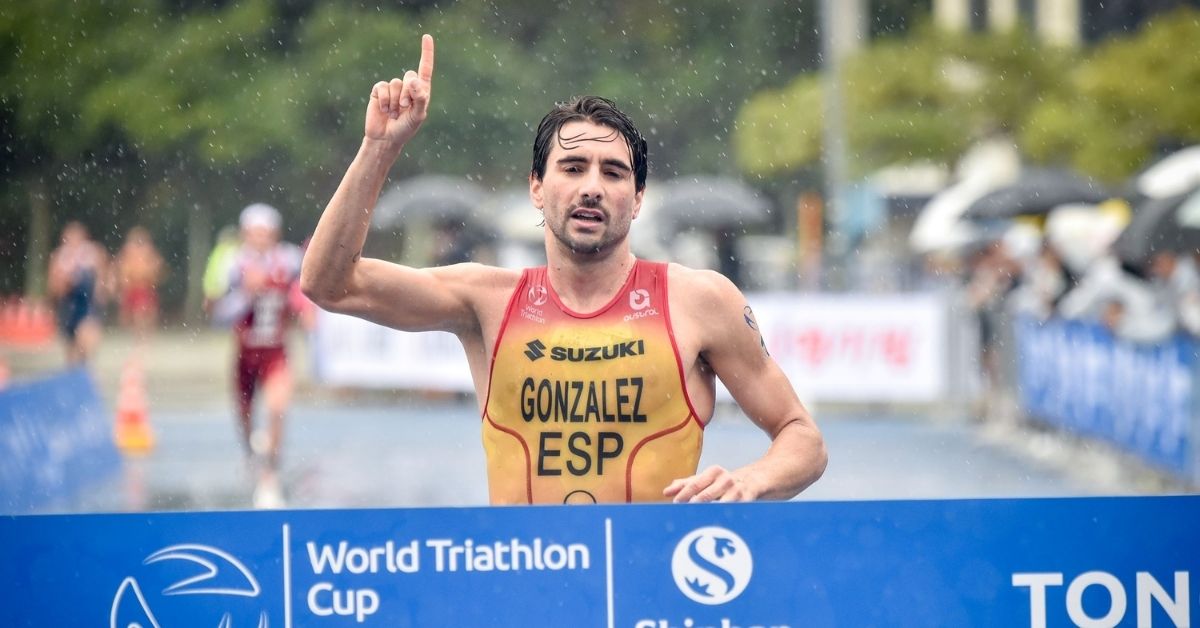 Alberto González cruza la meta de la Copa del Mundo de Tongyeong 2026 bajo la lluvia