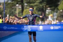 Alex Yee cruza la meta como ganador de la Copa del Mundo de Triatlón de Roma 2026