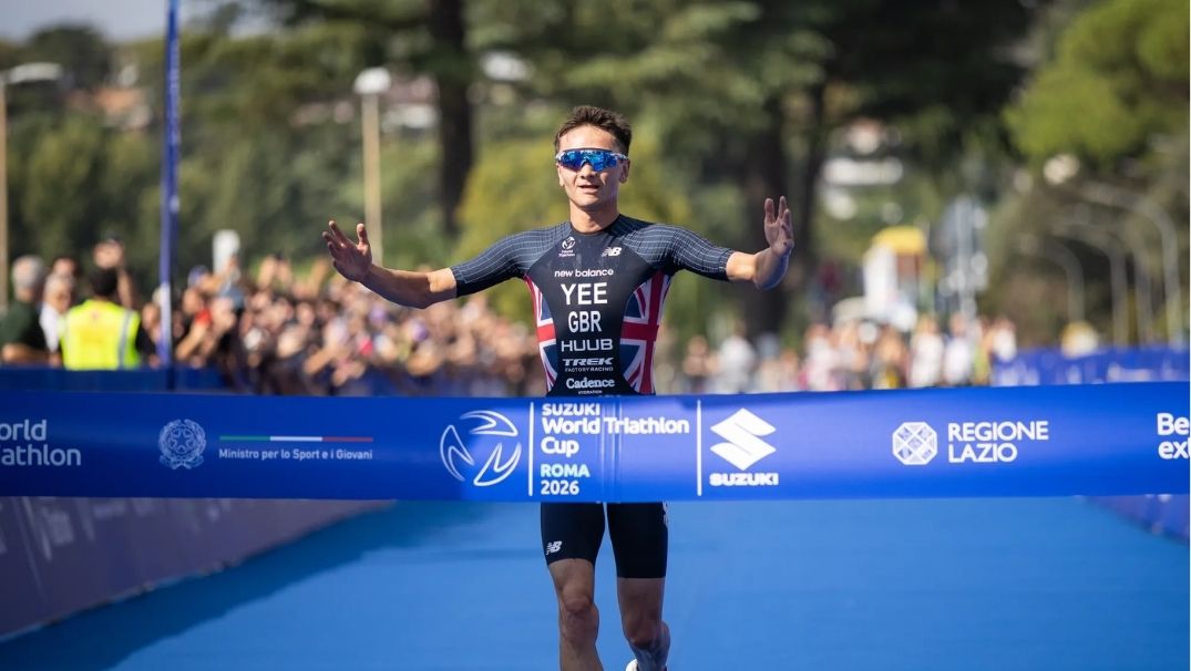 Alex Yee cruza la meta como ganador de la Copa del Mundo de Triatlón de Roma 2026