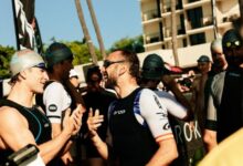 Antonio Benito conversa con otros triatletas durante la Ho‘ala Training Swim en Kona