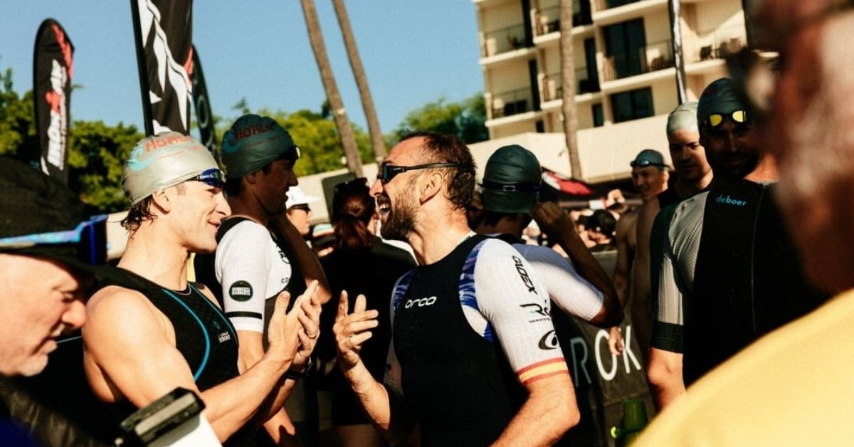 Antonio Benito conversa con otros triatletas durante la Ho‘ala Training Swim en Kona