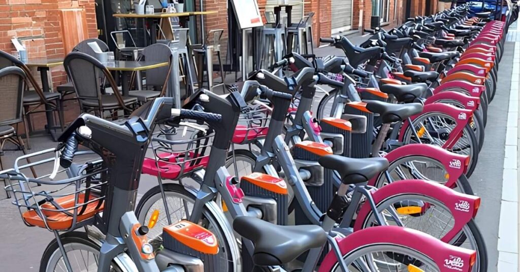 Bicicletas públicas vélôToulouse alineadas en una estación de Toulouse