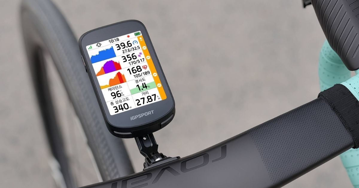 Ciclocomputador iGPSPORT BSC200 Pro montado sobre el manillar de una bicicleta, con pantalla en color y datos de entrenamiento