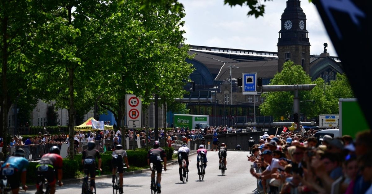 Triatletas de grupos de edad en el IRONMAN Hamburg European Championship 2025