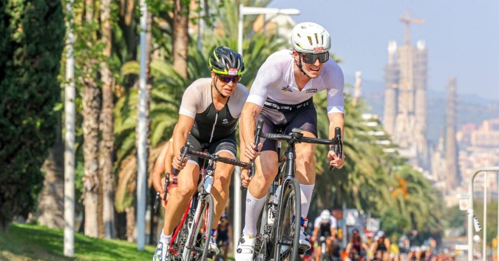 Dos triatletas pedalean por Barcelona durante el segmento ciclista de Challenge Barcelona