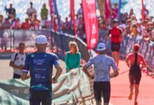 Triatletas corriendo por la zona de meta del Challenge Peguera Mallorca