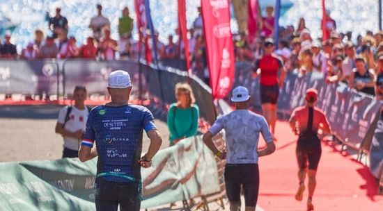 Triatletas corriendo por la zona de meta del Challenge Peguera Mallorca
