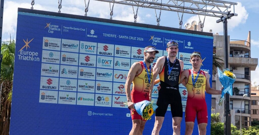 Vicente Hernández y Jarno Pousada en el podio de la Copa de Europa de Triatlón de Tenerife 2026