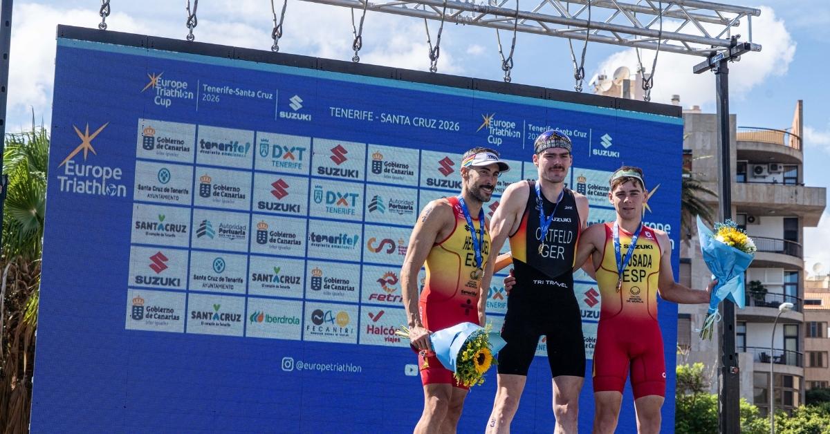 Vicente Hernández y Jarno Pousada en el podio de la Copa de Europa de Triatlón de Tenerife 2026