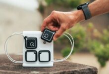 Mano colocando un módulo inalámbrico de Compex Ultimate en su estación de carga, junto a otros módulos de electroestimulación.