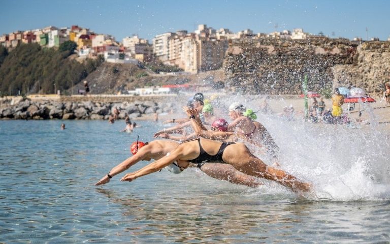 Salida de natación de triatletas en la Copa de Europa de Triatlón de Ceuta