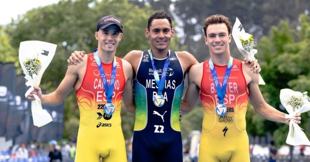 Podio masculino de la Copa del Mundo de Triatlón de San Pedro de la Paz 2025, con Manoel Messias, David Cantero y Sergio Baxter