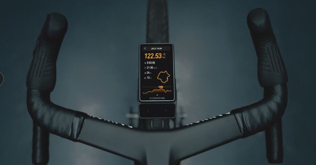 Ciclocomputador COROS DURA 2 SOLAR instalado en el manillar de una bicicleta de carretera