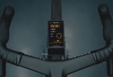 Ciclocomputador COROS DURA 2 SOLAR instalado en el manillar de una bicicleta de carretera