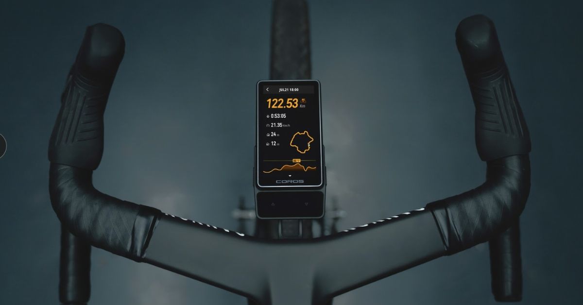 Ciclocomputador COROS DURA 2 SOLAR instalado en el manillar de una bicicleta de carretera