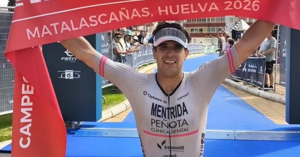 Diego Méntrida levanta los brazos bajo la cinta de meta en Matalascañas, Huelva, 2026