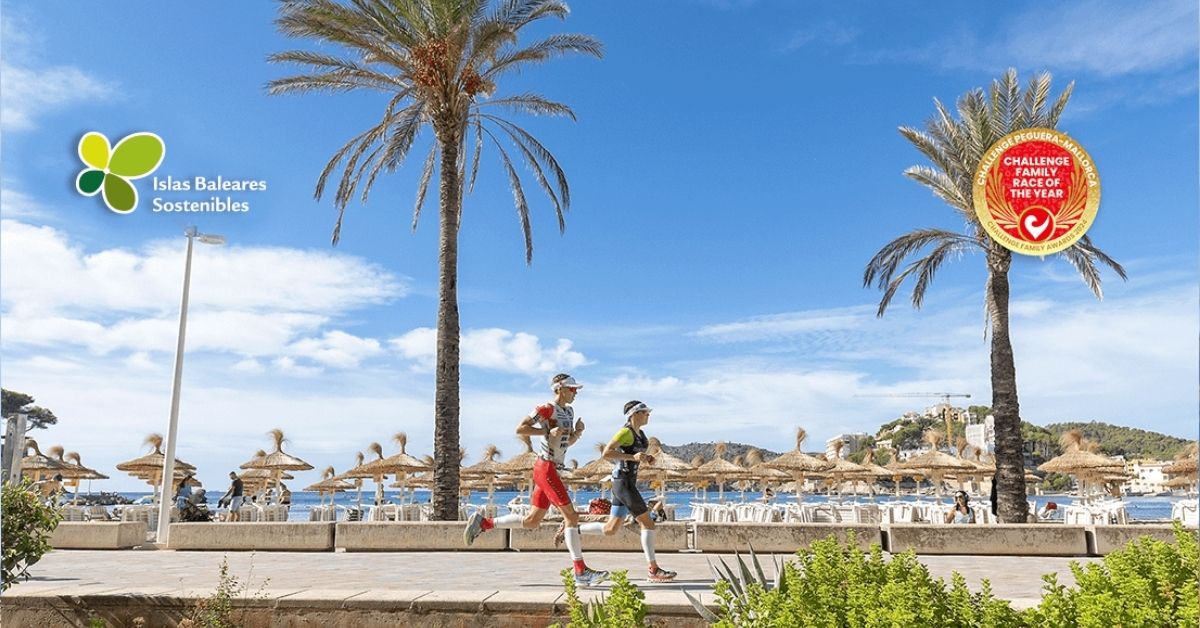Dos triatletas corren junto al paseo marítimo durante el Challenge Peguera Mallorca