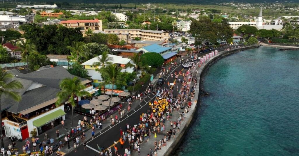 Vista aérea del Desfile de las Naciones del Mundial IRONMAN 2025 en Kailua-Kona