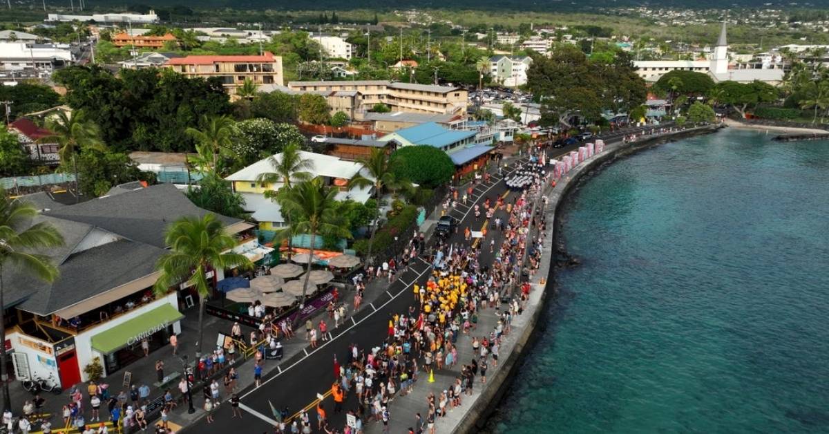 Vista aérea del Desfile de las Naciones del Mundial IRONMAN 2025 en Kailua-Kona