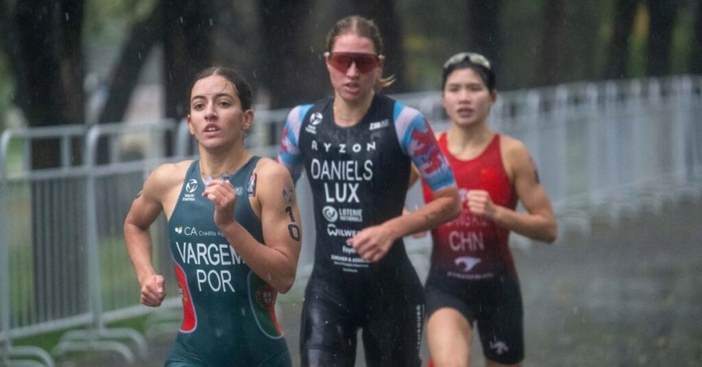 Eva Daniëls, con el trisuit de Luxemburgo, corre bajo la lluvia durante la Copa del Mundo de Pekín 2026