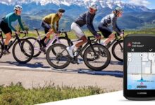 Grupo de ciclistas en una carretera de montaña junto a una imagen del Garmin Edge 1060 mostrando una alerta de peligro en la ruta
