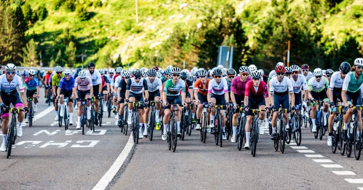 Pelotón de ciclistas durante la marcha cicloturista Quebrantahuesos en el Pirineo aragonés.