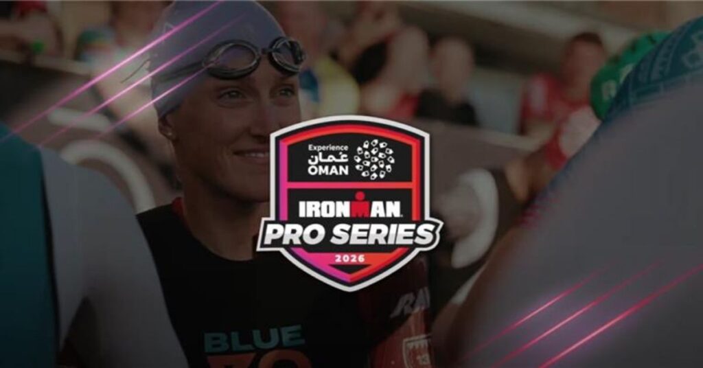 Logotipo de la IRONMAN Pro Series 2026 sobre una imagen de una triatleta tras la competición